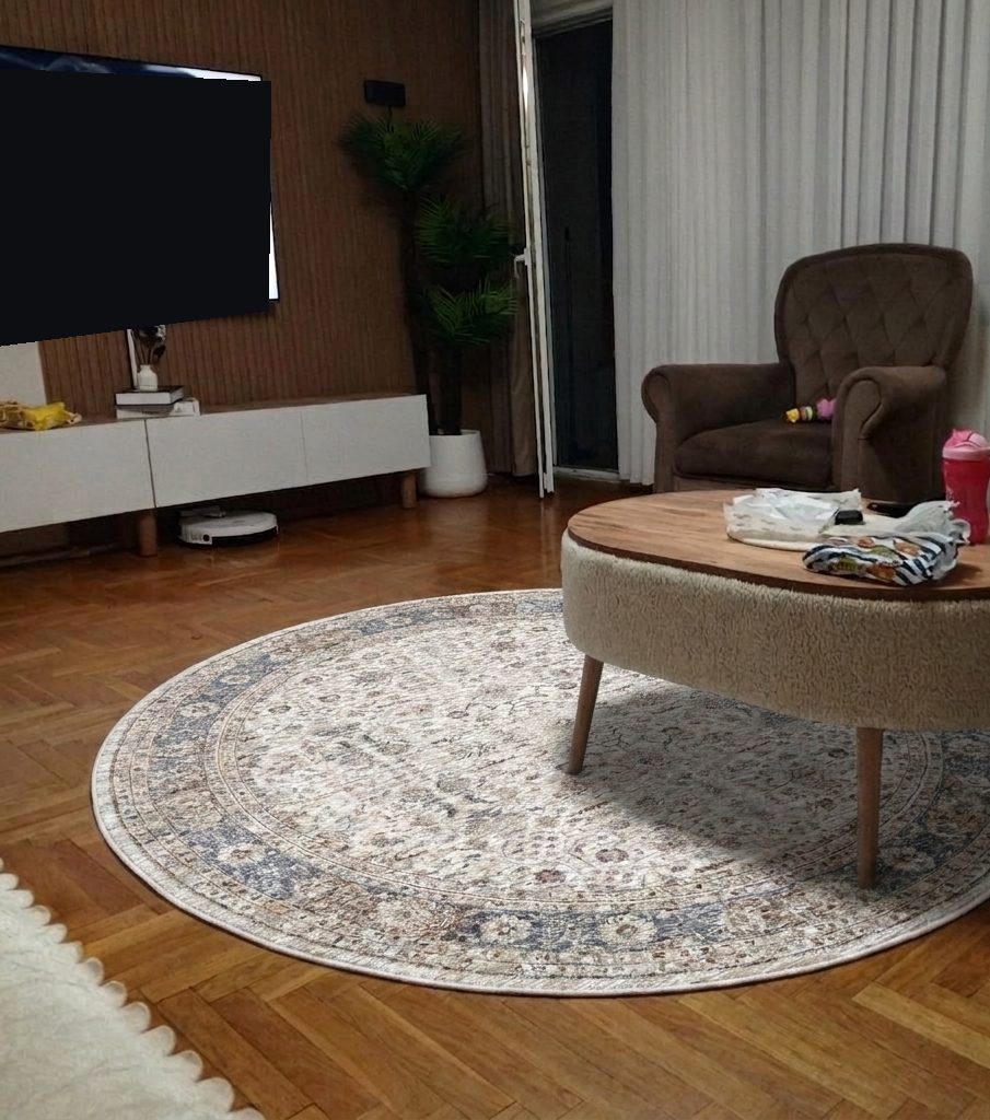 Sonrası: aynı salonda dikdörtgen üründen üretilen 160×160 daire halı